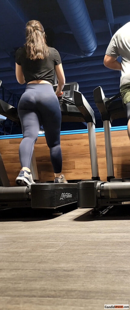Thick PAWG at the gym in leggings