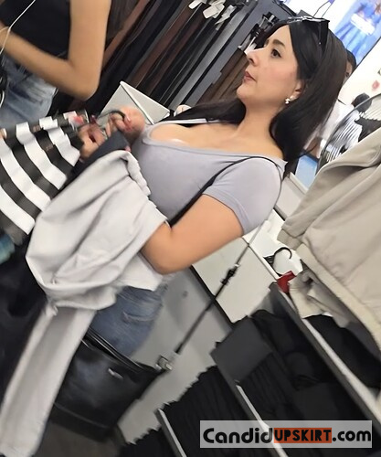 Cleavage huge tits (oc) - Photo 3