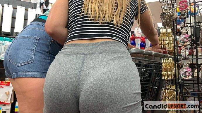 Not OC – Amazing blonde pawg in shorts - Photo 4