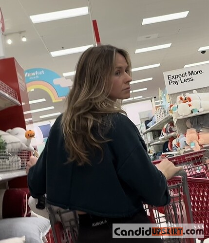 Aurola PAWG bends over in every isle @ Target! - Photo 5