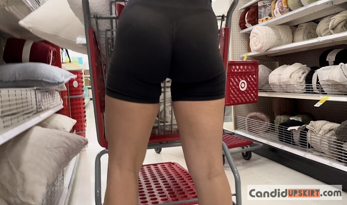 Aurola PAWG bends over in every isle @ Target! - Photo 6