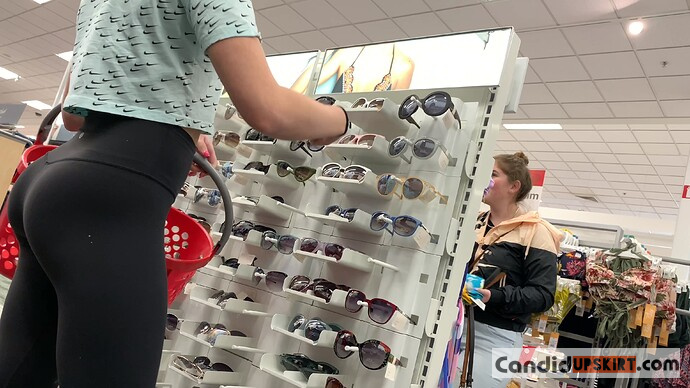 Cutie at Target wearing lulu leggings (NOT OC) - Photo 4