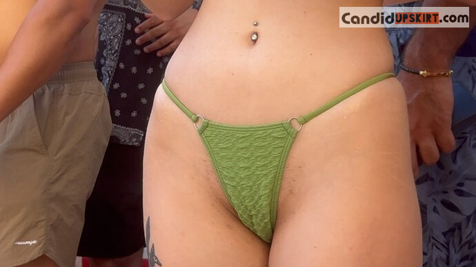 Green Thong Candid Girl Underwater (Non OC) - Photo 2
